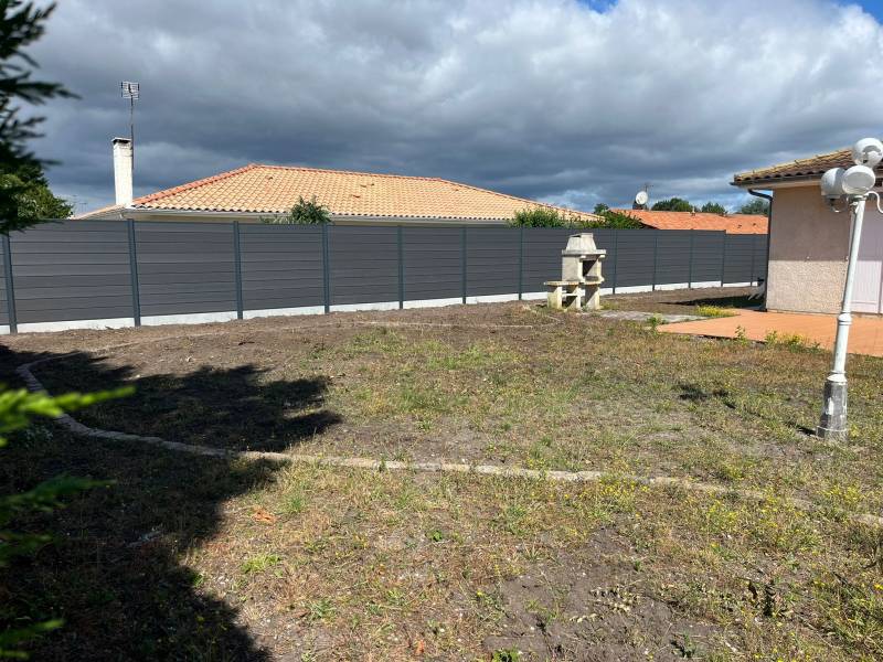 Pose de clôture bois composite OCEWOOD au Haillan – Une solution durable et design avec AQUITAINE CLÔTURE
