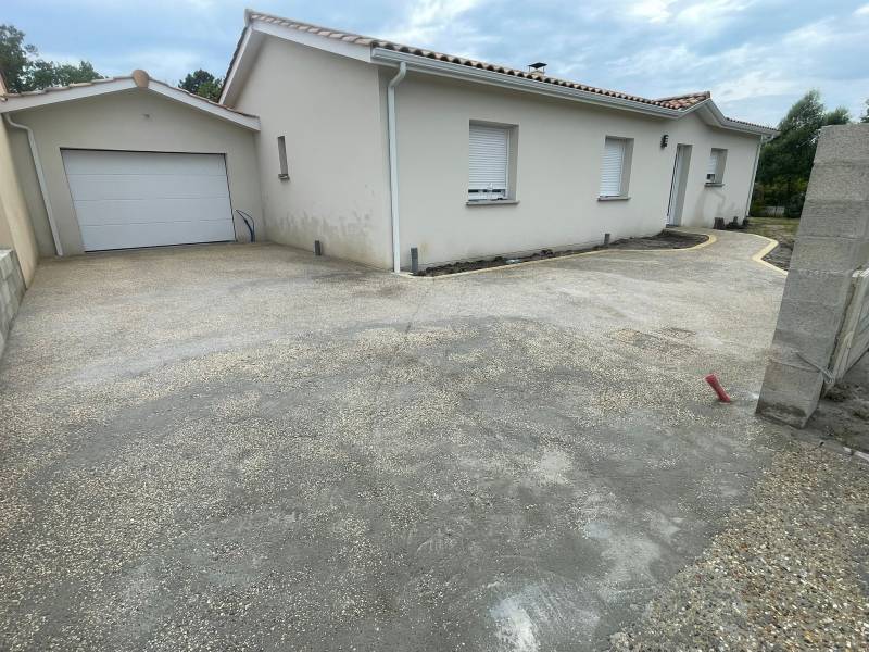 Création d’allée en béton désactivé à Salaunes (33) dans le Médoc : entrée de maison, parking et accès garage sur-mesure par AQUITAINE CLÔTURE