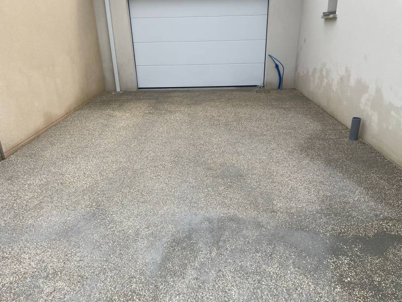 Pourquoi choisir le revêtement extérieur en béton lavé dans le Médoc pour refaire son allée de jardin ?