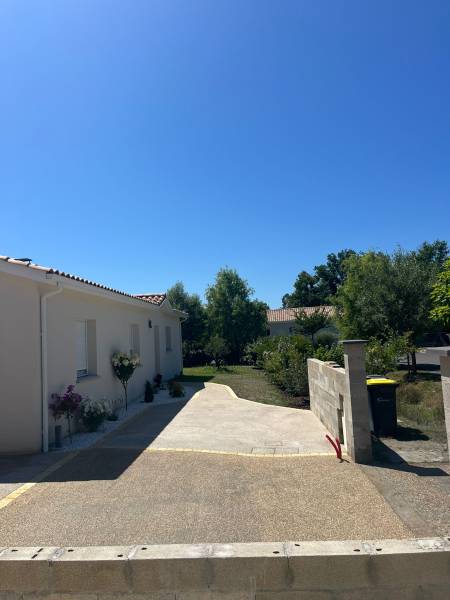 Prix au m2 pour faire poser un béton lavé dans le Médoc pour allée parking entrée de maison