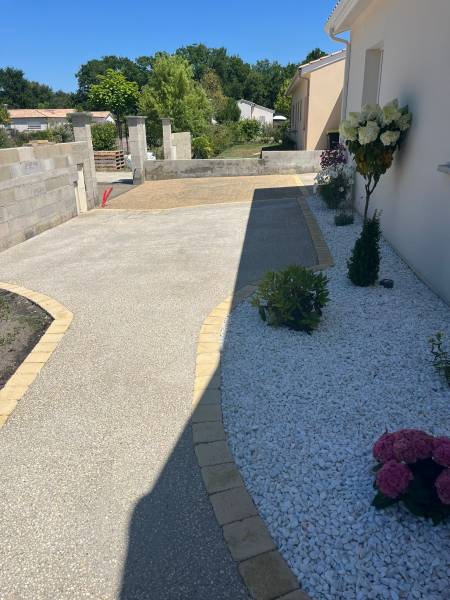 Devis pour créer une allée gravillonnée pour une maison dans le Médoc en béton désactivé