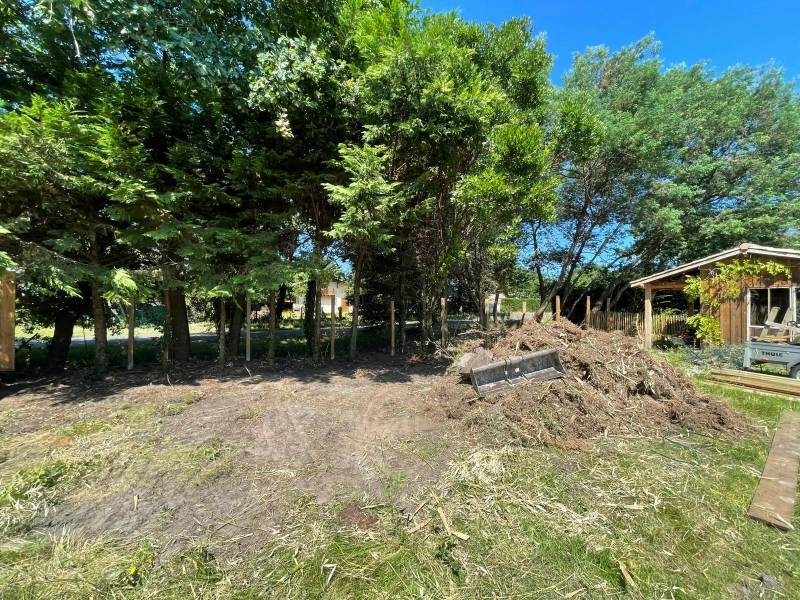 Meilleure entreprise de clôture au Cap Ferret pour retirer une haie de jardin et pose une clôture bois sur mesure