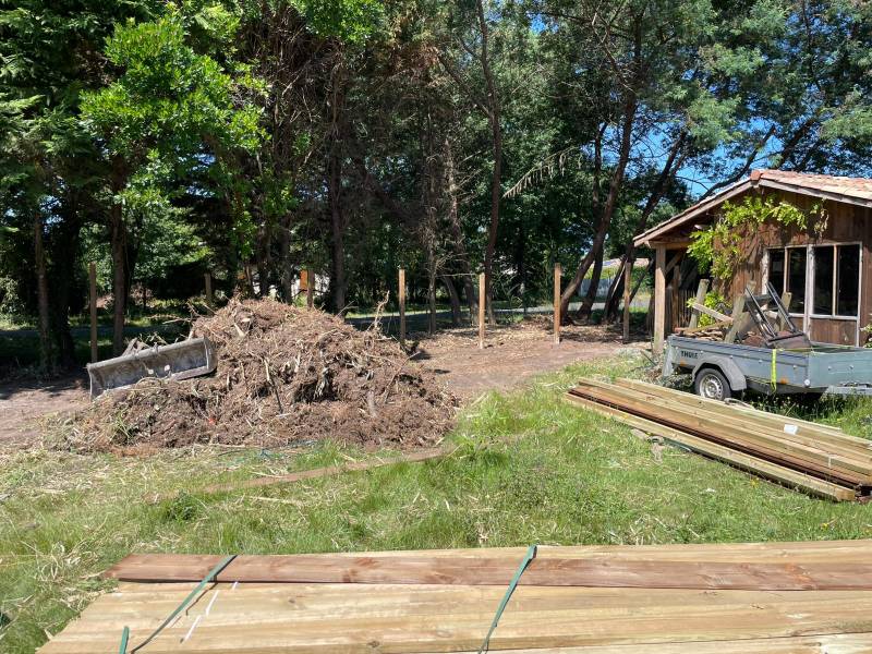 Prix remplacement clôture au Cap Ferret près de Bordeaux : pose de clôture bois volige 40 m pour remplacer une ancienne clôture de jardin