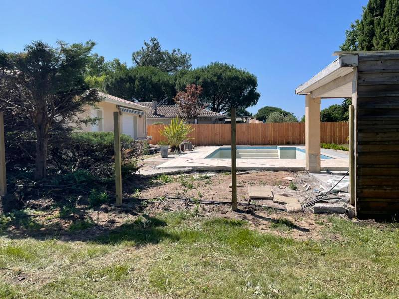 Prix enlèvement de haie de jardin au Cap Ferret avec pose clôture bois volige 40m