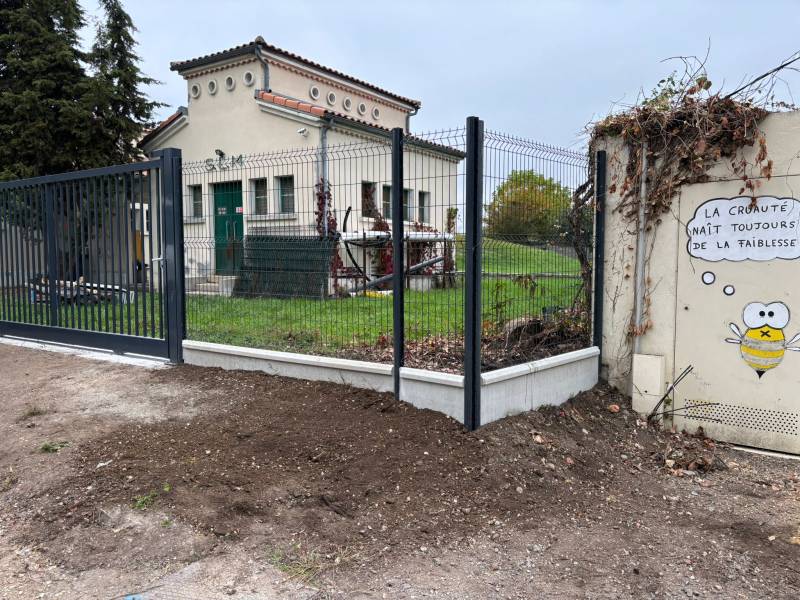 Pose de grille rigide avec soubassement béton et portail à Ludon Médoc pour la sécurisation d’un local industriel