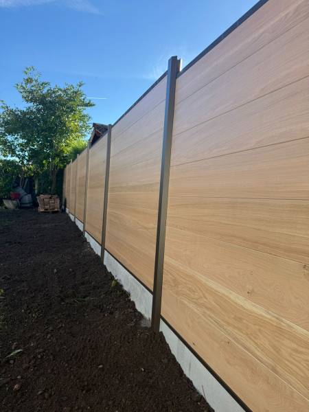 Clôture bois composite 1m80 au Haillan près de Bordeaux, finition couleur chêne clair : une conception sur-mesure AQUITAINE CLÔTURE