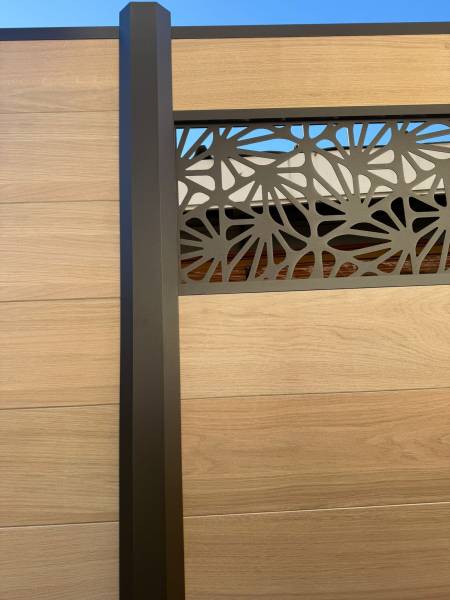 Clôture bois composite 1m80 au Haillan près de Bordeaux, finition couleur chêne clair : une conception sur-mesure AQUITAINE CLÔTURE