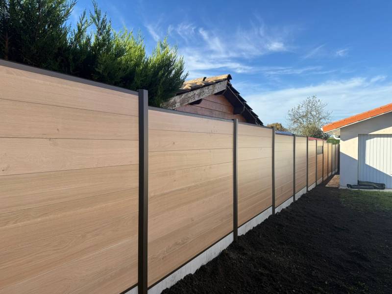 Clôture bois composite 1m80 au Haillan près de Bordeaux, finition couleur chêne clair : une conception sur-mesure AQUITAINE CLÔTURE