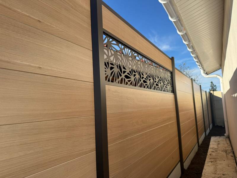 Clôture bois composite 1m80 au Haillan près de Bordeaux, finition couleur chêne clair : une conception sur-mesure AQUITAINE CLÔTURE