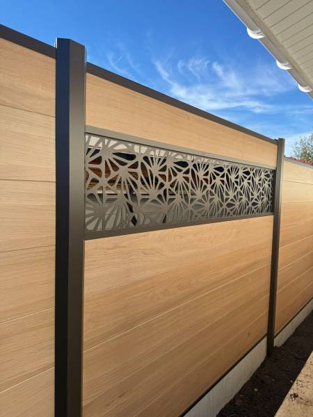 Clôture bois composite 1m80 au Haillan près de Bordeaux, finition couleur chêne clair : une conception sur-mesure AQUITAINE CLÔTURE