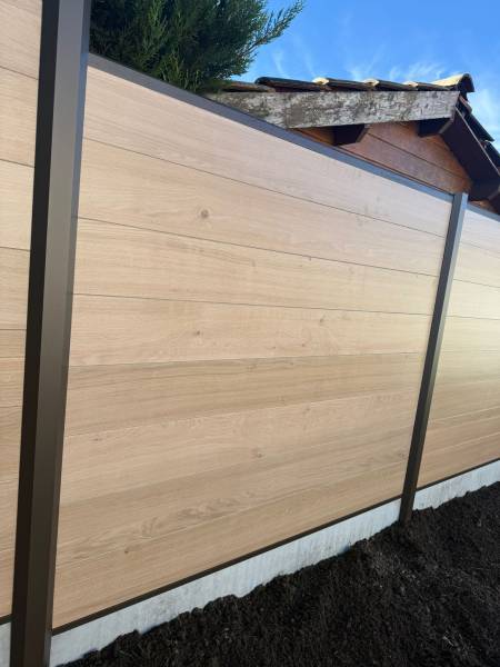 Clôture bois composite 1m80 au Haillan près de Bordeaux, finition couleur chêne clair : une conception sur-mesure AQUITAINE CLÔTURE