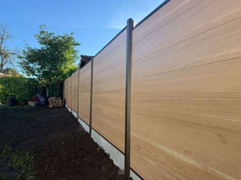 Clôture bois composite 1m80 au Haillan près de Bordeaux, finition couleur chêne clair : une conception sur-mesure AQUITAINE CLÔTURE