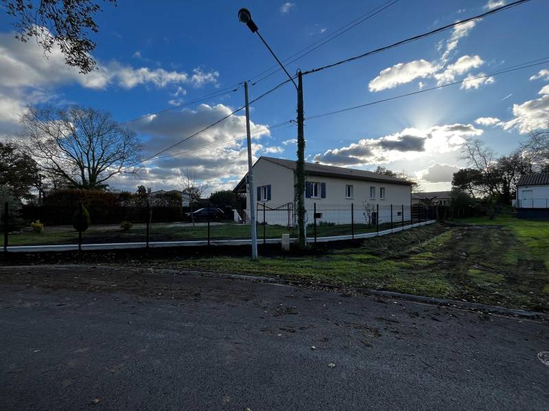 Pose de clôture rigide rapide et pas cher à Mérignac en remplacement d'une haie de jardin