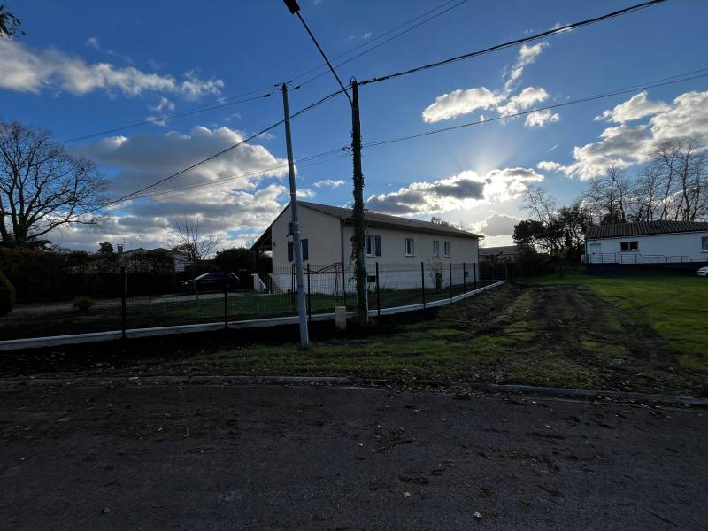 Quelle clôture choisir à Mérignac quand on a plus le temps de tailler une haie de jardin ?