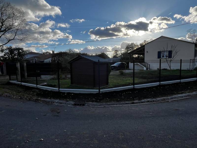 Devis pour arrachage et dessouchage haie de jardin à Mérignac avec installation panneaux rigides sur soubassement béton