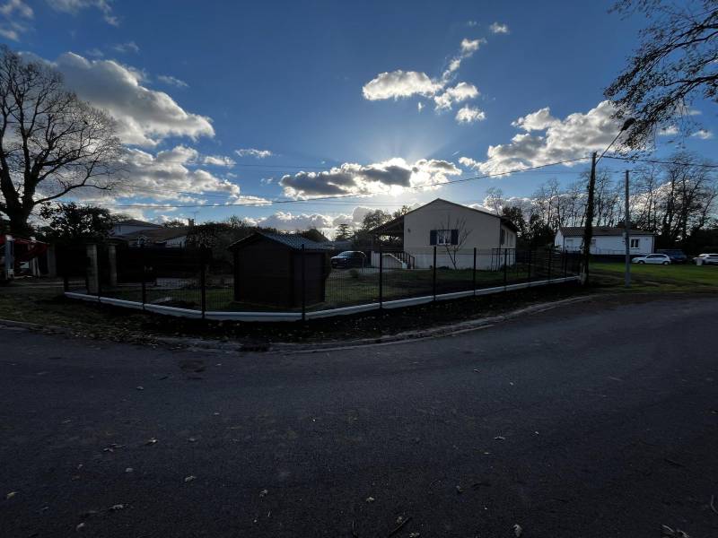 Société de pose de clôture rigide à Mérignac pour enlever une haie de jardin vielle, moche et encombrante
