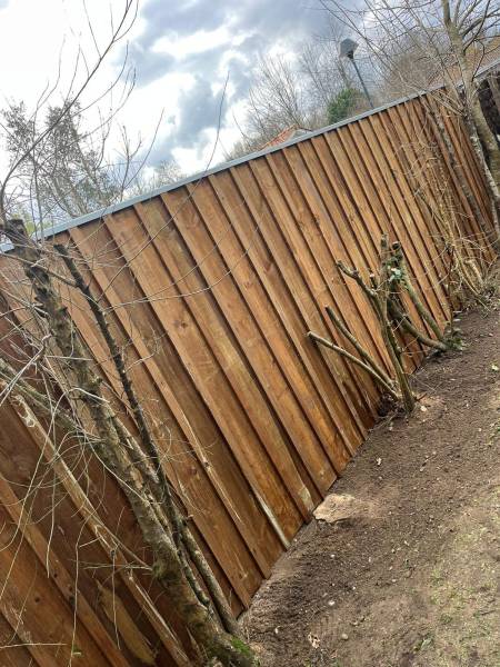 Clôture en bois volige avec couvertine en acier galvanisé à Blanquefort pour remplacer un grillage existant