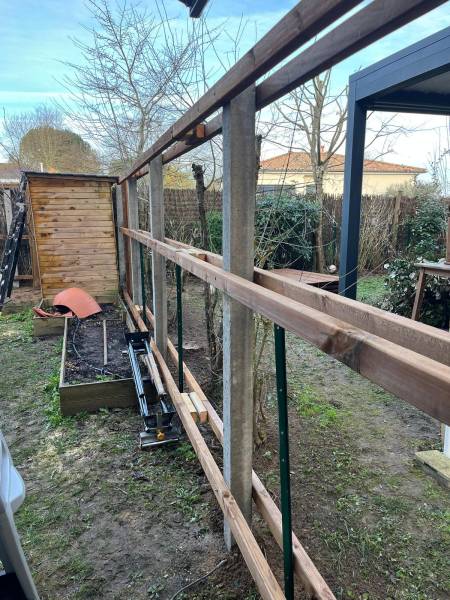 Clôture en bois volige avec couvertine en acier galvanisé à Blanquefort pour remplacer un grillage existant