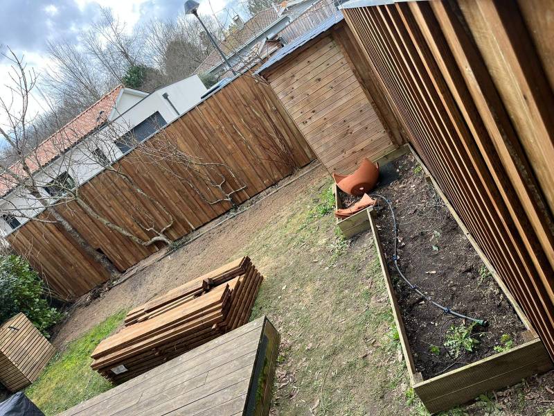 Clôture en bois volige avec couvertine en acier galvanisé à Blanquefort pour remplacer un grillage existant