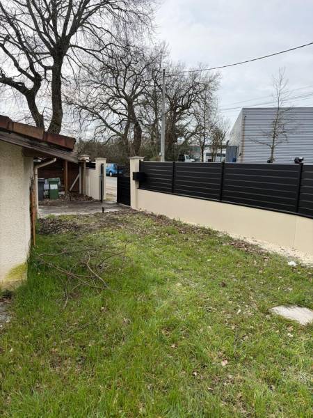 Pose clôture alu Mérignac avec portail sur-mesure et enduit sur muret existant