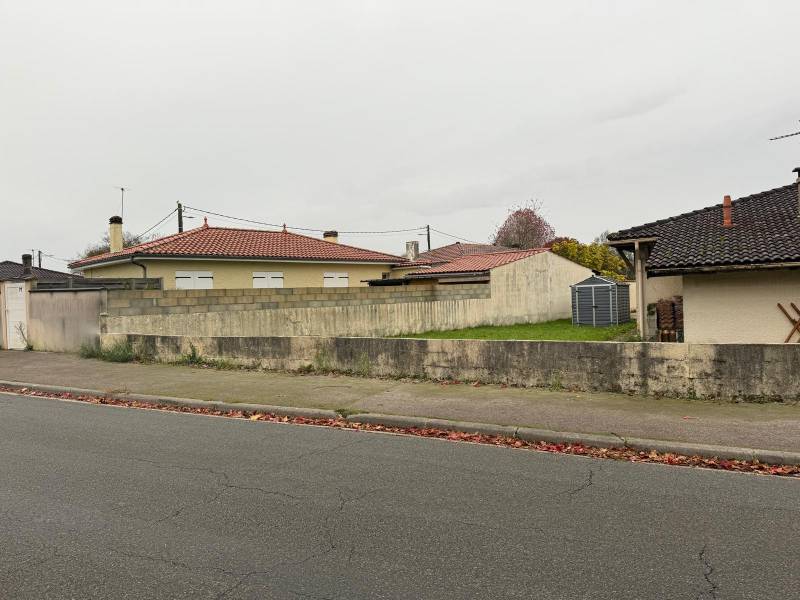 Qui contacter pour faire poser une clôture alu à Mérignac sur muret existant ?