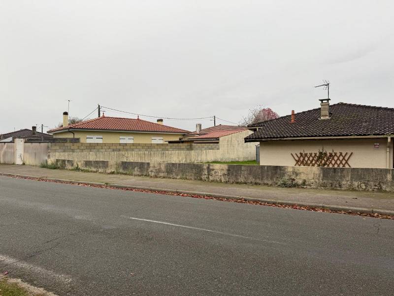 Installateur de clôture en alu à Mérignac avec pose de portail et couvertine sur muret existant