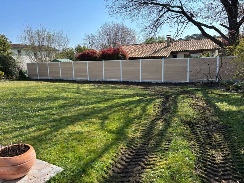 Démolition de clôture existante et pose de clôture mixte bois béton 32 m à Saint Médard en Jalles près de Bordeaux