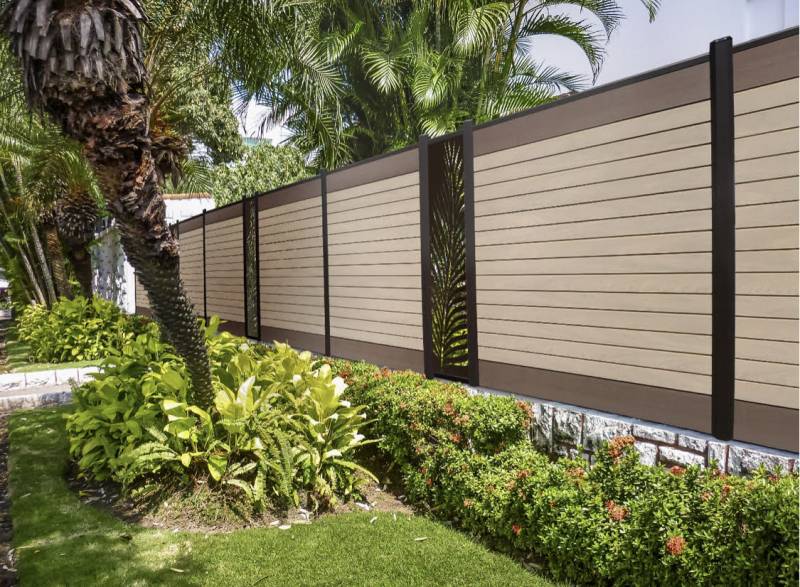 Réalisation d'une clôture lames de bois composite par une entreprise spécialisée Avensan dans le Médoc