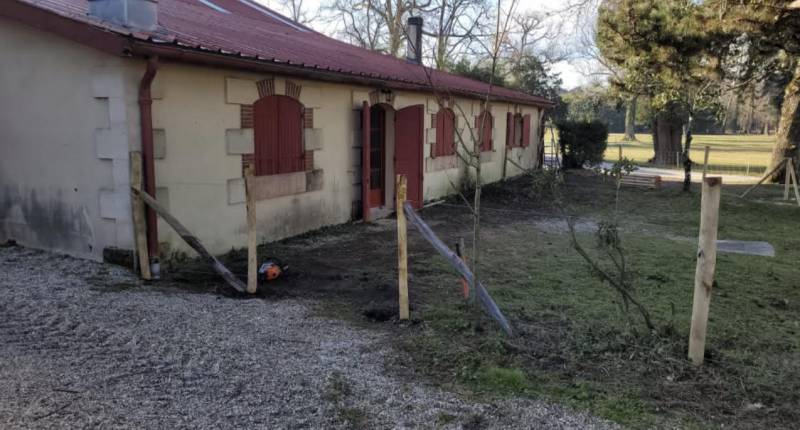 Fourniture et pose de clôture Gironde en châtaignier pour délimiter une maison en Gironde 33